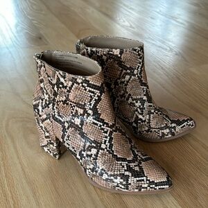 Steve Madden snake skin booties.
Color- brown
Size- 7.5